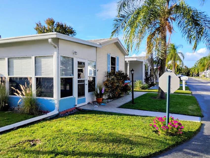 Auburndale, FL Mobile Home for Sale located at 80 Los Palms Central Leisure Lakes